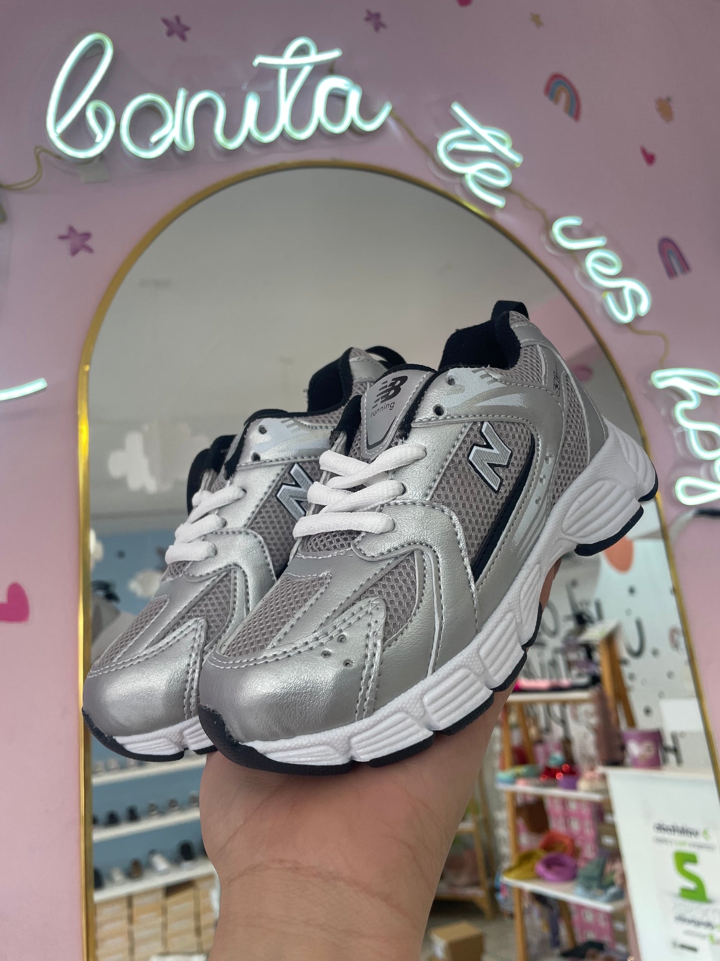 New Balance Plata/Negro