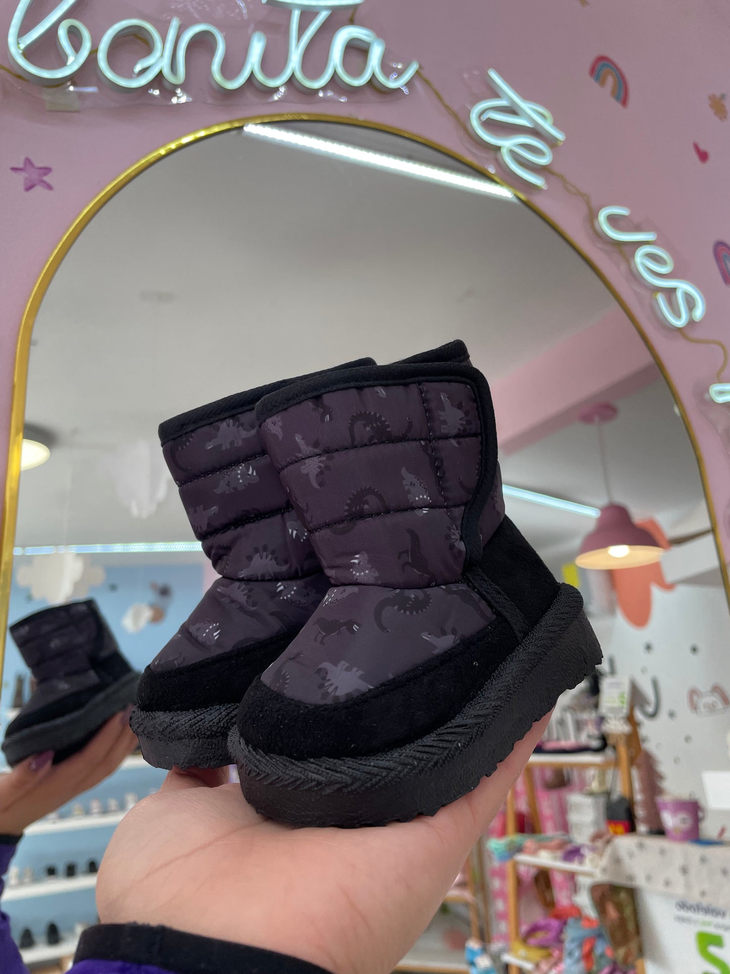 Botita Afelpada Negra Dino