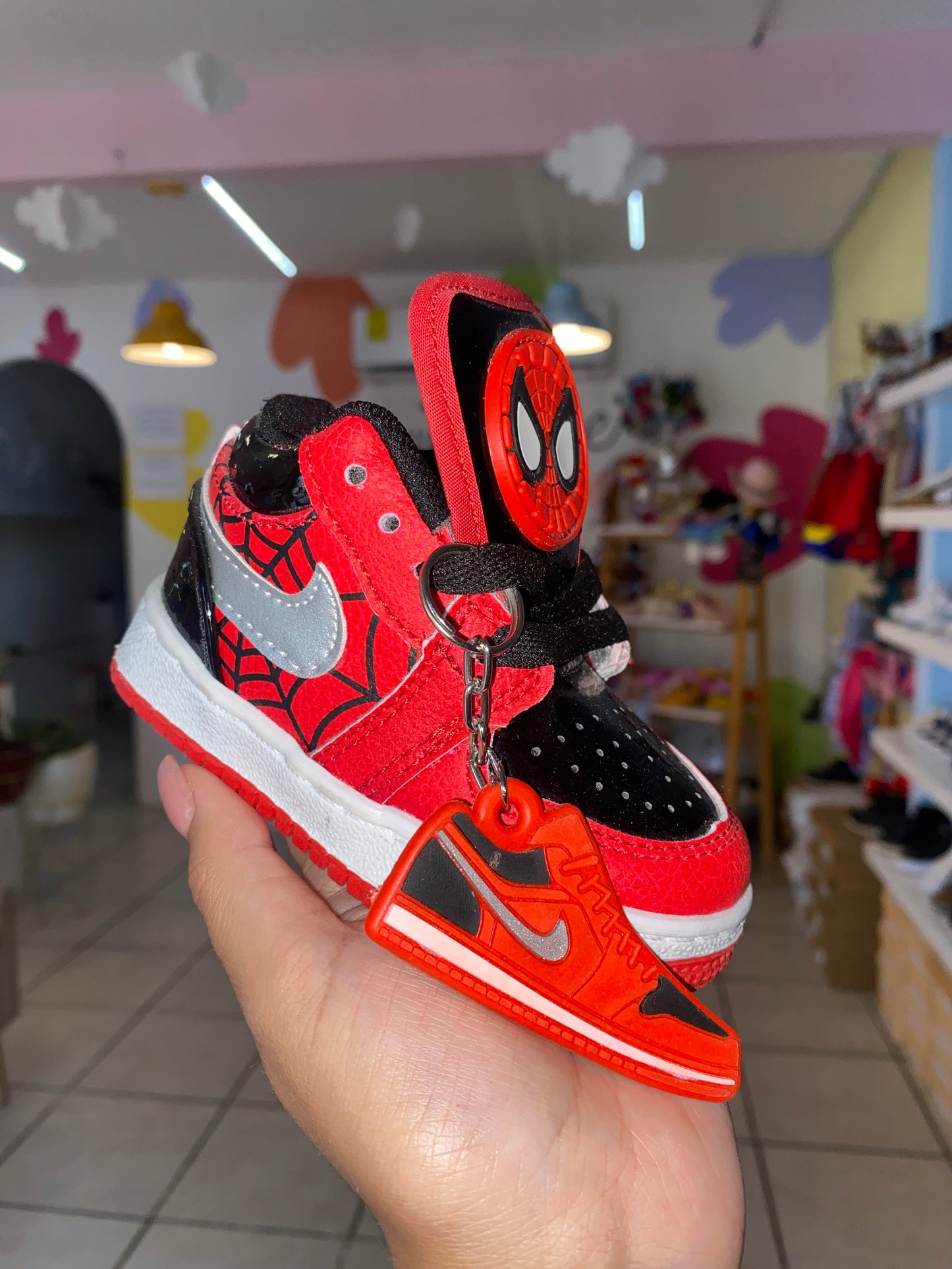 Tenis Spiderman negro/rojo charol