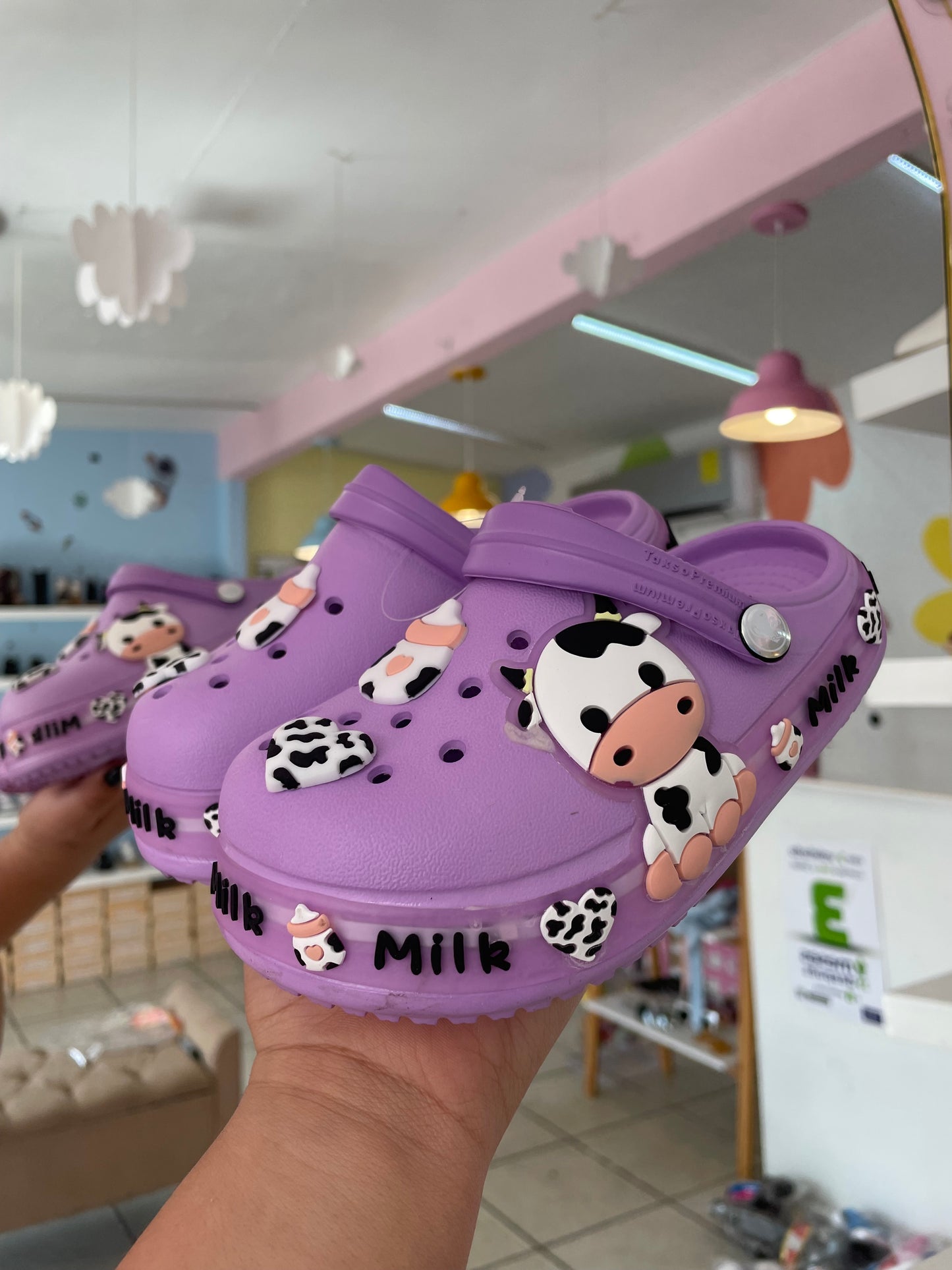 Crocs morados led