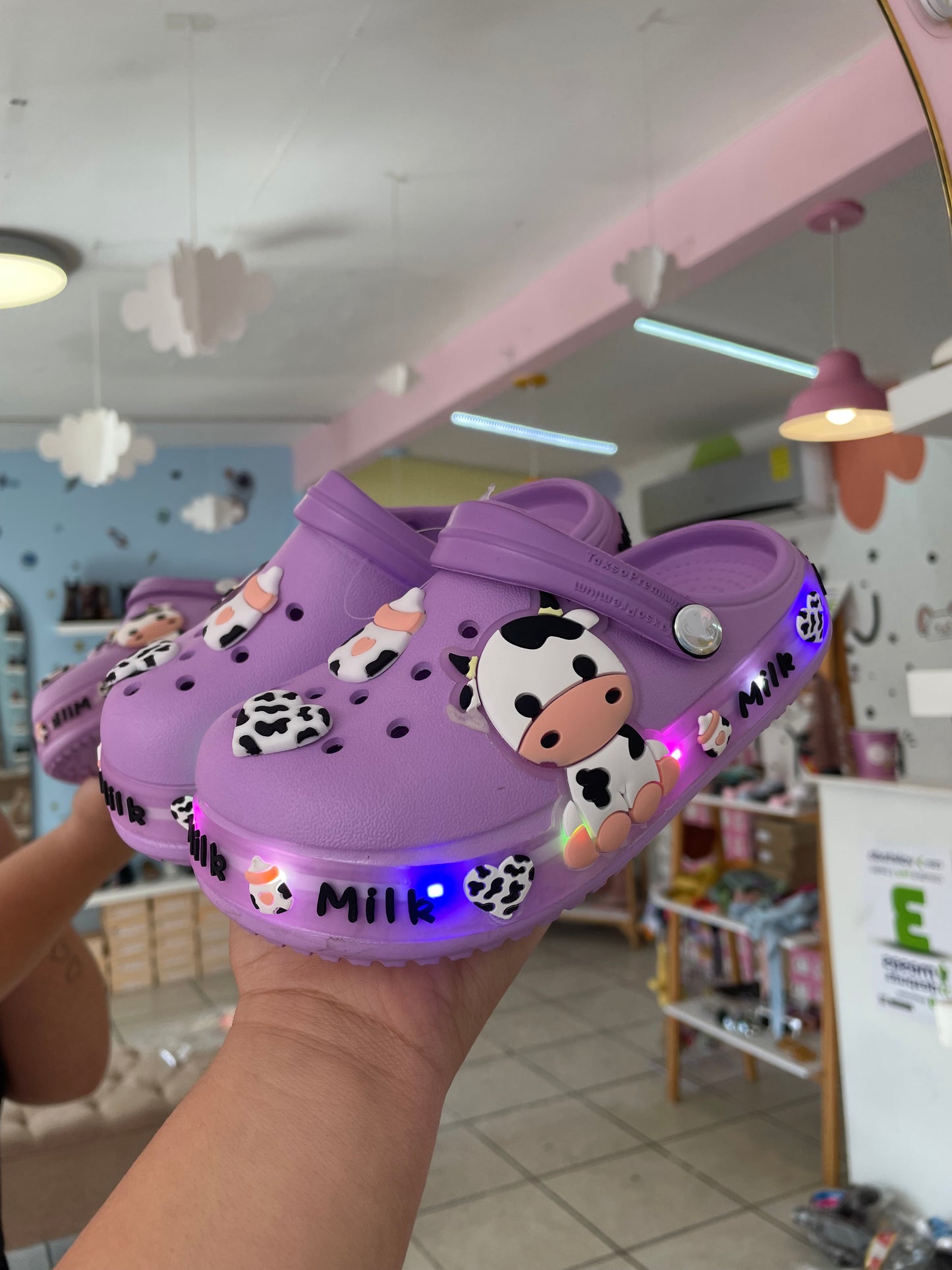Crocs morados led