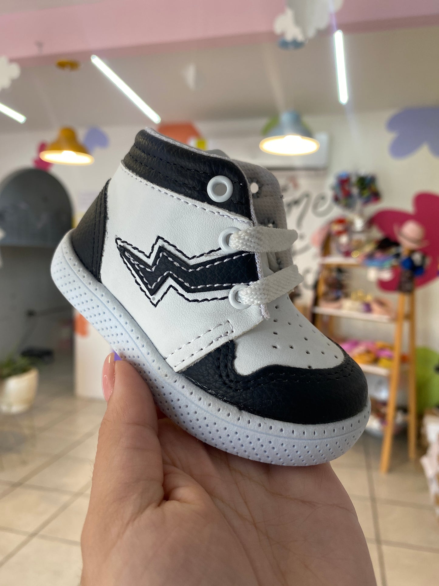 Tenis blanco/negro pekekid